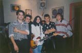 En Madrid junto a Maribel Verdu, amiga de la banda, en el Pub Betelgeuse (situado en las mismas escaleras de la Sala Aqualung). Diciembre de 1996