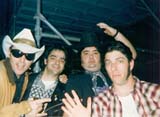 Juan A. el vocalista, flanqueado por kike Turmix y dos de los miembros de Supersuckers en el backstage del Esparrago rock 1996