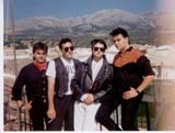 primera foto posando del grupo en 1989, publicada en un artículo en la revista Ruta 66