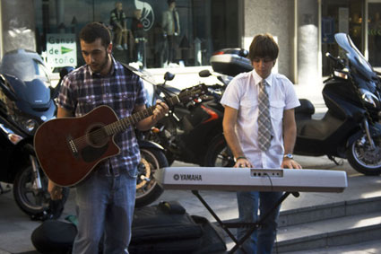 Carlos Siles tocando en la calle ?